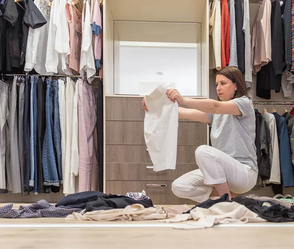 Jak złożyć spodnie, żeby zajmowały mało miejsca i się nie gniotły