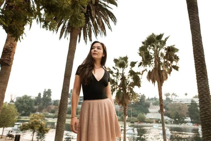 Jaką bluzkę do rozkloszowanej spódnicy wybrać na każdą okazję?