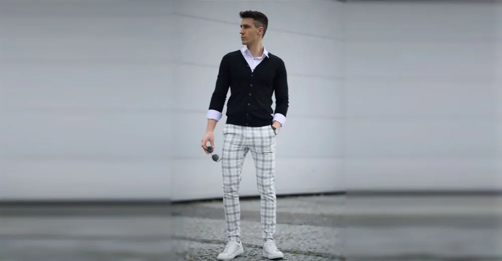 Jaką bluzkę do spodni w kratkę wybrać, by uniknąć modowej wpadki?