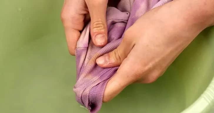 Skuteczne sposoby na to, czym zmyć podkład z bluzy bez uszkodzeń