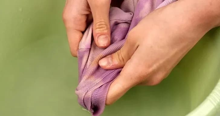 Skuteczne sposoby na to, czym zmyć podkład z bluzy bez uszkodzeń