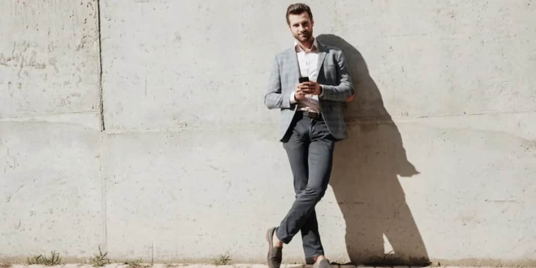 Jakie kolory koszul do szarych spodni sprawią, że wyglądasz lepiej?