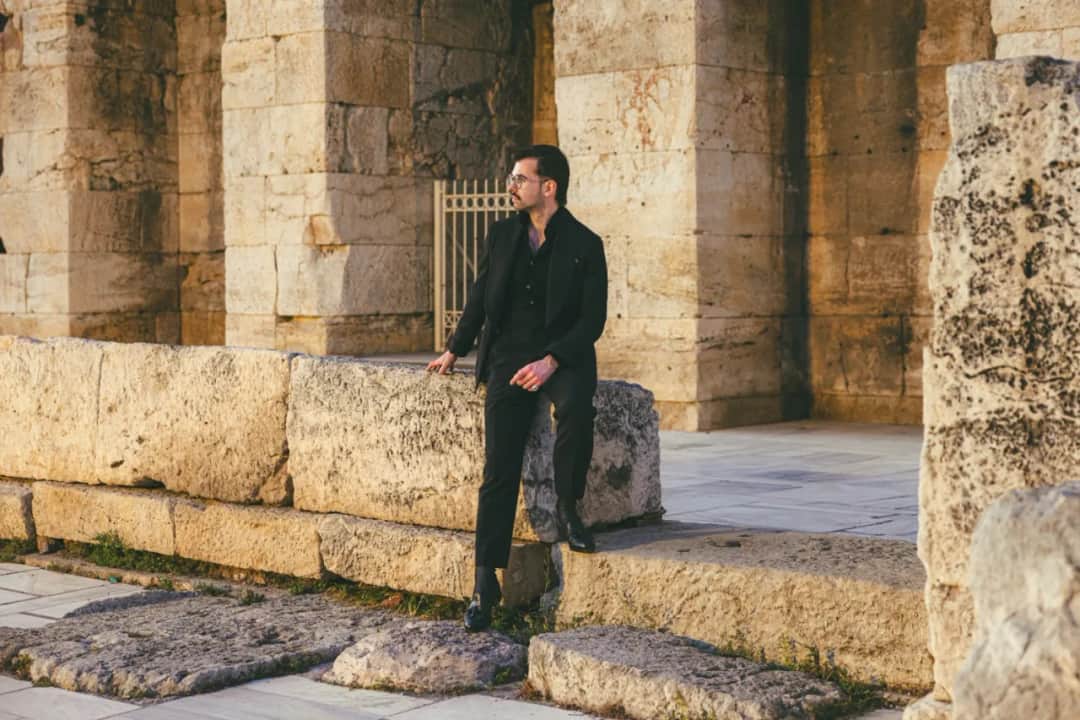 Jaki garnitur do czarnej koszuli? Odkryj idealne połączenia kolorów