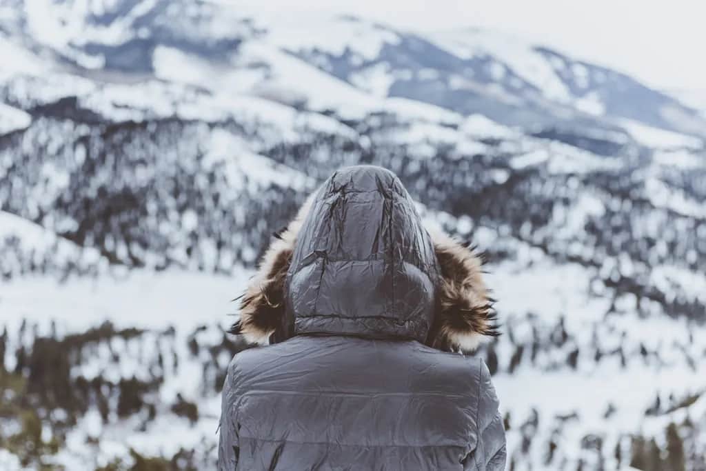 Jaka kurtka zimowa dla niskiej osoby? Modele, które wydłużają sylwetkę