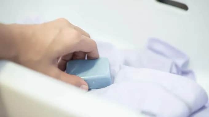 Skuteczne sposoby na to, czym usunąć smar z bluzy w domu